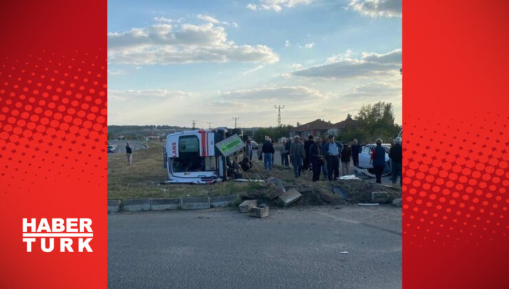 Vakadan dönen ambulans kaza yaptı: 6 yaralı