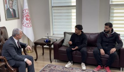 Konya Valisi Akın’dan çöken binadaki komşularını duyarlılığıyla kurtaran gence hediye