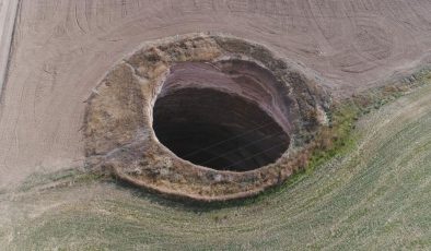 Konya’da 25 metre derinliğinde obruk oluştu