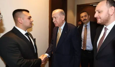 AK Parti’ye üye olan Burdurlu Recep Tayyip Erdoğan’a parti rozetini Cumhurbaşkanı Erdoğan taktı