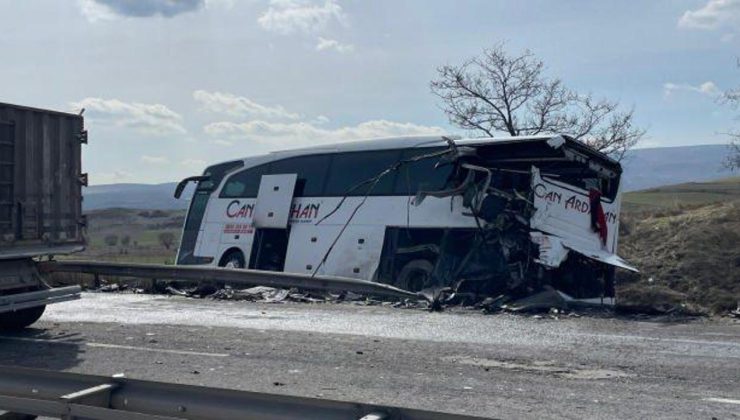 Bilecik’te feci kaza: Tır yolcu otobüsüne çarptı!, çok sayıda yaralı var!