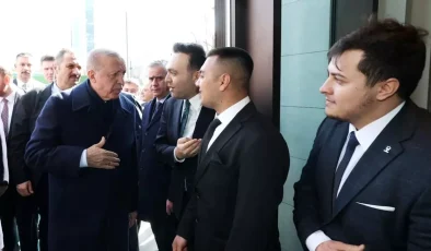 Burdurlu Recep Tayyip Erdoğan’a parti rozetini Cumhurbaşkanı Erdoğan taktı
