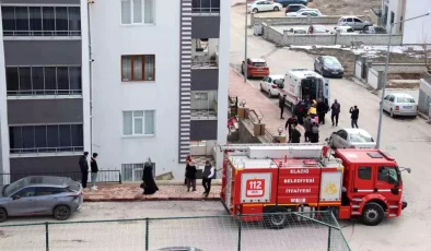 Elazığ’da Direksiyon Hakimiyeti Kayboldu, Araç Apartman Boşluğuna Uçtu