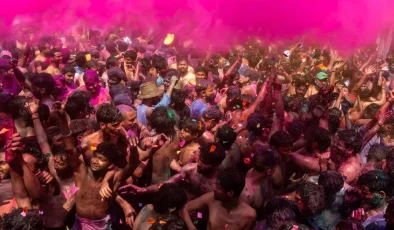 Hindistan’da on binlerce kişi, ‘Holi’ bahar festivalini kutladı