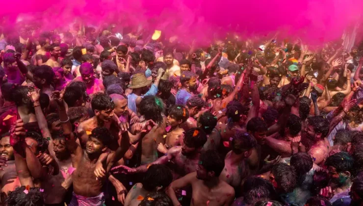 Hindistan’da on binlerce kişi, ‘Holi’ bahar festivalini kutladı