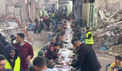 Gazze’de yıkım ve enkaz arasında ilk iftar
