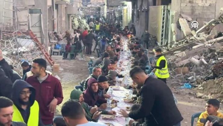 Gazze’de yıkım ve enkaz arasında ilk iftar