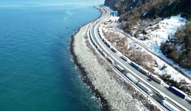 Gürcistan’da Kar, Tır Geçişlerini Durdurdu