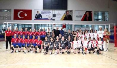 Hakkari’de Midi Kızlar Voleybol Şampiyonası Sona Erdi