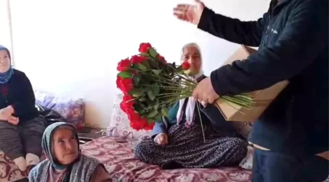 İmamdan Teravih İçin Gül Dağıtımı