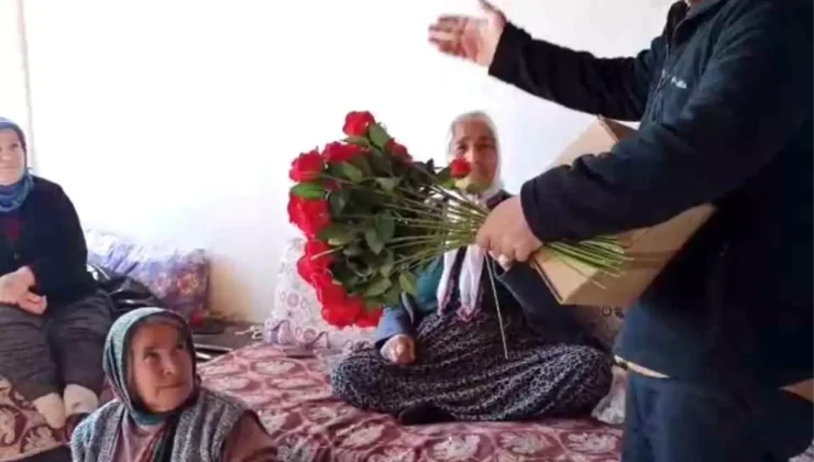 İmamdan Teravih İçin Gül Dağıtımı