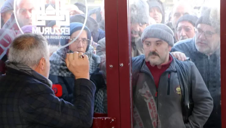 Market açılışında izdiham! Vatandaşları sırayla içeri aldılar