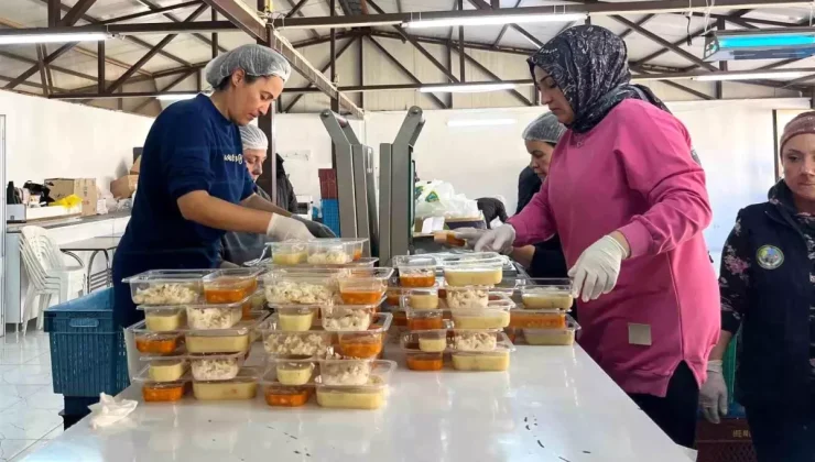 Menemen Belediyesi, Ramazan’da Sıcak Yemek Dağıtımını Arttırıyor