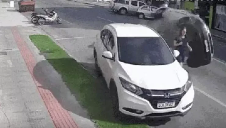 Takla atan aracın altında kalmaktan kıl payı kurtuldu