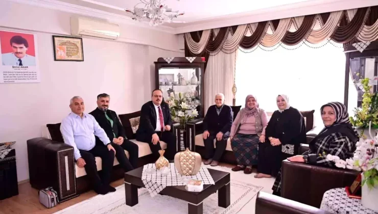 Vali Canbolat, ilk şehit öğretmen Akar’ın ailesine misafir oldu